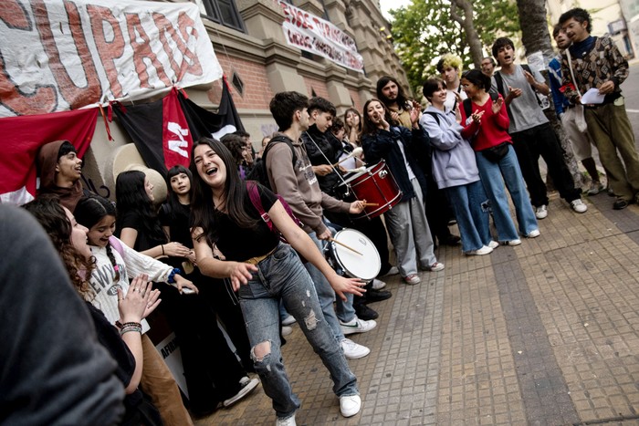 Estudiantes del IAVA, el 17 de octubre, durante la desocupación del liceo. · Foto: Mara Quintero