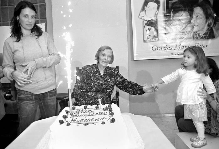 Mariana Zaffaroni y María Esther Gatti, ayer, durante la inauguración de la biblioteca que donó María Esther al Residencial donde vive. · Foto: Javier Calvelo