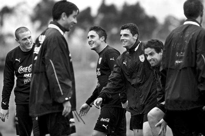 Diego Pérez, Jorge Fucile, Cristian Rodríguez, Bruno Silva y Rodrigo López, ayer, durante el entrenamiento de la selección en el complejo de la Asociación Uruguaya de Fútbol. · Foto: Javier Calvelo