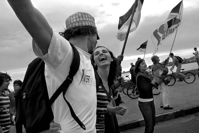 Participantes en la marcha convocada por frenteamplistas independientes, ayer, en la rambla de Montevideo.  · Foto: Pablo Nogueira