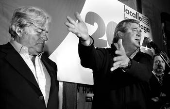 Luis Alberto Lacalle y Jorge Larrañaga, anoche, en el acto de la 2004, en el Prado Luis Alberto Lacalle y Jorge Larrañaga, anoche, en el acto de la 2004, en el Prado