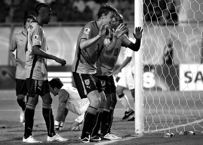 Abel Hernández Sebastián Coates y Santiago García, ayer, tras el tercer gol de Uruguay. · Foto: Ali Haider