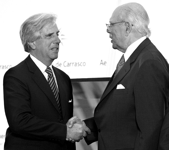 Tabaré Vázquez y Jorge Batlle. Foto: Javier Calvelo (archivo, octubre de 2009)