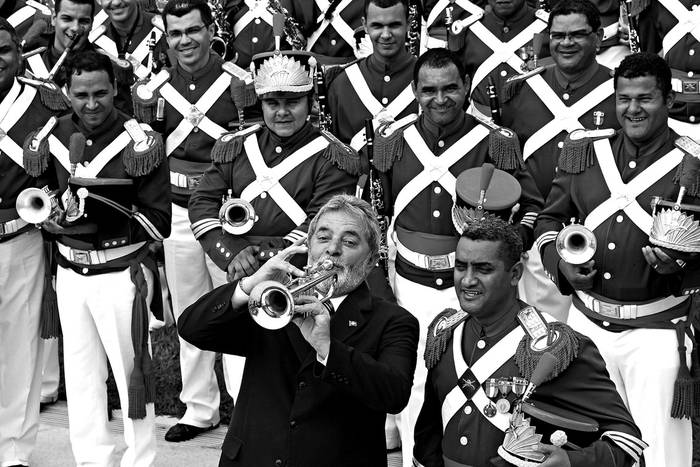 Luiz Inacio Lula da Silva, toca la trompeta junto a miembros de la banda de la Guardia Presidencial durante la celebración del cumpleaños 64 del mandatario en el Palacio de la Alvorada de Brasilia.  · Foto: Ricardo Stutckert