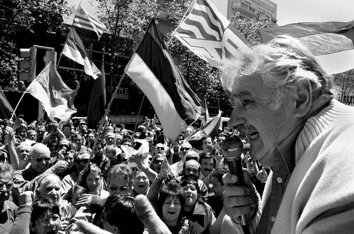 José Mujica, ayer, en la feria de Tristan Narvaja · Foto: Victoria Rodríguez