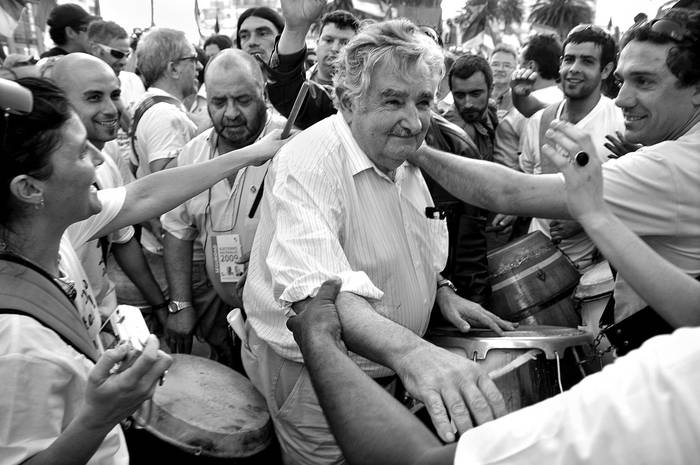 José Mujica, ayer, al finalizar la actividad "1.000 tambores por Pepe".  · Foto: Javier Calvelo