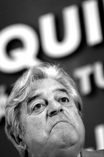 Luis Alberto Lacalle, ayer, durante la presentación de los técnicos que lo acompañarian en un eventual gobierno del Partido Nacional. Luis Alberto Lacalle, ayer, durante la presentación de los técnicos que lo acompañarian en un eventual gobierno del Partido Nacional.