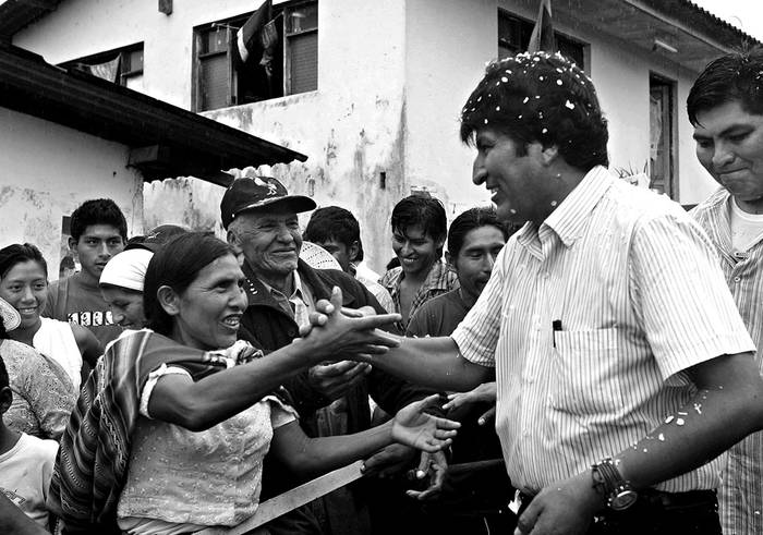 Evo Morales saluda a su pueblo mientras se dirige a emitir su voto en la localidad de 14 de septiembre, en El Chapare, unos 560 km al este de La Paz, Bolivia.  · Foto: Césaro De Luca