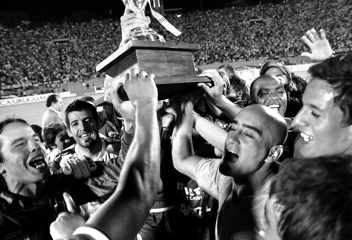 Los jugadores de Nacional, festejan la obtención del título del torneo Apertura del futbol uruguayo tras vencer a Fénix, anoche en el Estadio Centenario.  · Foto: Javier Calvelo