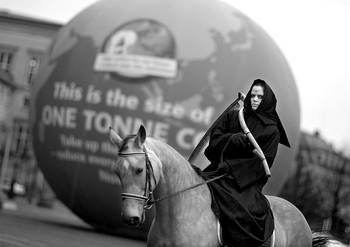 Un activista vestido de jinete del Apocalipsis se manifiesta frente al Parlamento danés con motivo de la Conferencia sobre Cambio Climático que se lleva a cabo en Copenhague. Un activista vestido de jinete del Apocalipsis se manifiesta frente al Parlamento danés con motivo de la Conferencia sobre Cambio Climático que se lleva a cabo en Copenhague.