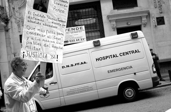 Rául Luzardo, ayer, frente al juzgado de la calle Misiones. Atrás, la ambulancia del Hospital Militar donde se encontraba José Nino Gavazzo, quien debía declarar en el caso de los fusilados de Soca.  · Foto: Pablo Nogueira