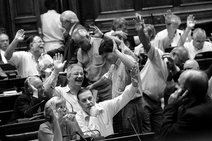 Bancada de legisladores frenteamplista, ayer, durante la votación de un cuarto intermedio en la Cámara de Diputados.  · Foto: Pablo Nogueira