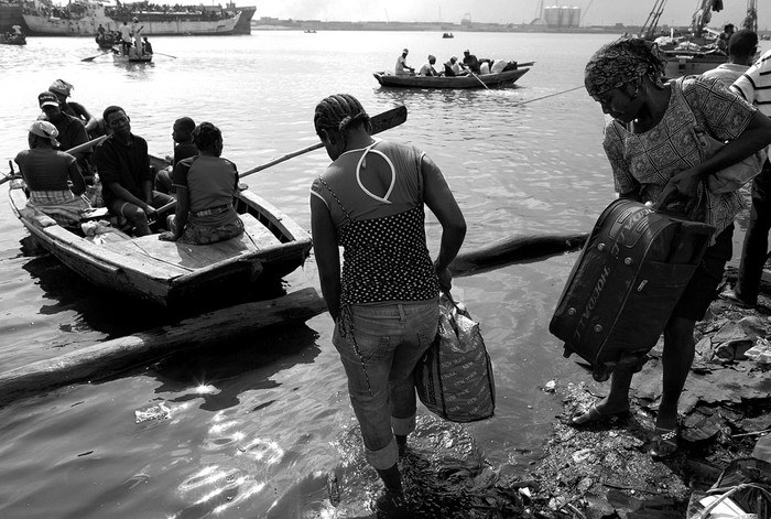 Varias personas se aprestan a abandonar Puerto Príncipe con rumbo a Jeremie, en el noroeste de Haití. La afluencia de personas es cada vez mayor en los últimos días, más aun después de que esta misma madrugada se repitiera un temblor de 6,1 grados en la escala de Richter.  · Foto: Efe, David Fernández