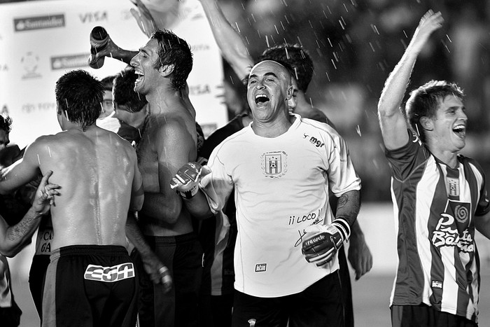 Los jugadores festejan el triunfo ante Junior de Barranquilla, que les aseguró el pasaje a la próxima fase de la Copa Libertadores · Foto: EFE, Iván Franco