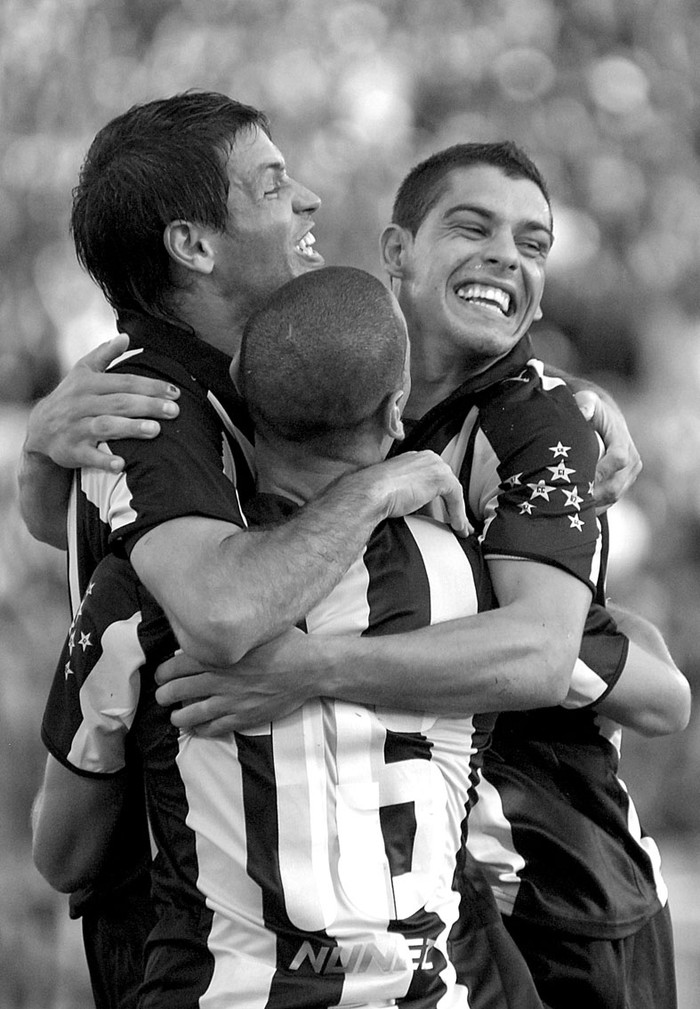 Antonio Pacheco, Sergio Orteman y Gerardo Alcoba, ayer, tras el segundo gol de Peñarol ante Racing, en el Estadio Centenario.  · Foto: Pablo Nogueira