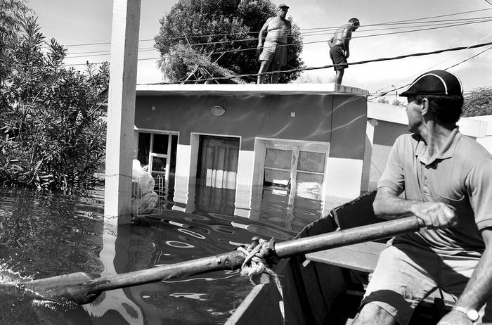 Pablo Contreras, vecino de Durazno, llevó a la diaria en su bote, en una recorrida por los barrios La Calera y Puentecito.  · Foto: Victoria Rodríguez