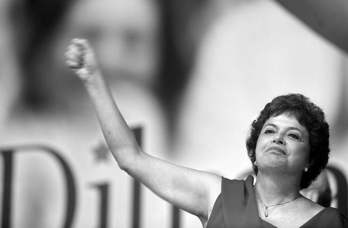Dilma Rousseff, en el IV Congreso Nacional del Partido de los Trabajadores (PT), en Brasilia. Rousseff, proclamada el sábado por el PT como candidata a suceder a Lula en la presidencia del país, se comprometió a dar "continuidad al extraordinario trabajo de un verdadero líder".  · Foto: EFE, Fernando Bizerra Jr