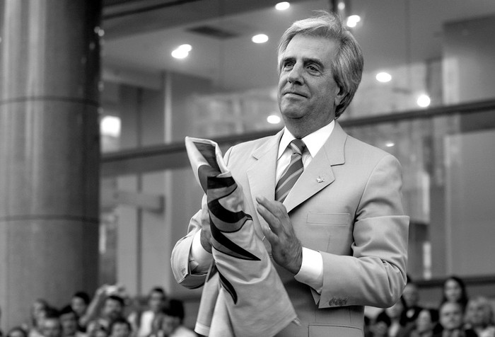 El presidente de la República, Tabaré Vázquez, ayer, frente a la Torre Ejecutiva, tras recibir el pabellón nacional.  · Foto: Agustín Fernández