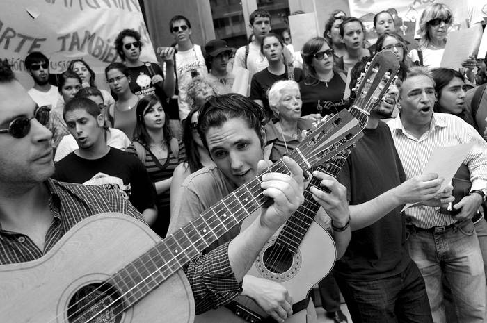 Movilización convocada por los docentes de Educación Musical de Secundaria, ayer, frente al Teatro Solís.  · Foto: Pablo Nogueira