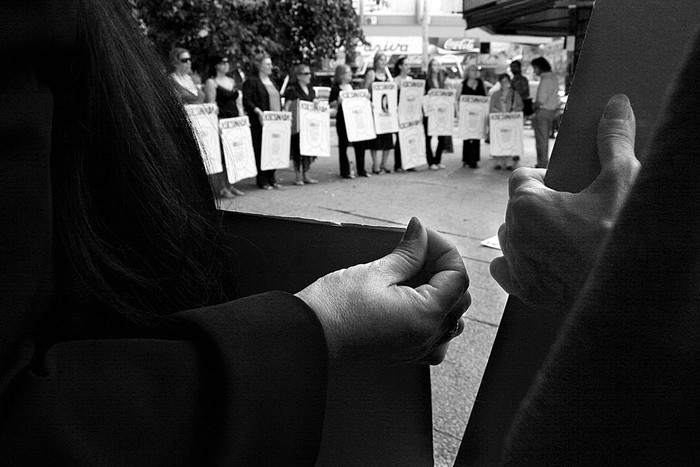 Movilización “Lazo blanco”, ayer, en la explanada de la Intendencia Municipal de Montevideo.  · Foto: Victoria Rodríguez