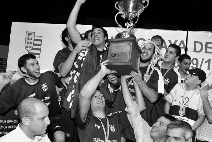 El plantel de Defensor Sporting, anoche, tras obtener el título de campeón de la Liga Uruguaya de Básquetbol. · Foto: Javier Calvelo