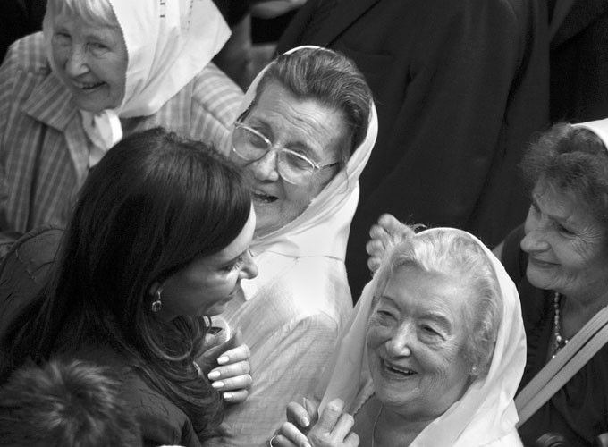 La presidenta argentina, Cristina Fernández, con integrantes de Abuelas de Plaza de Mayo, en un acto por el 34º aniversario del golpe de Estado, realizado en Buenos Aires. · Foto: Efe, Césaro de Luca