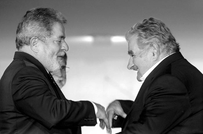 Luiz Inácio Lula da Silva, Celso Amorin y José Mujica, ayer cuando el mandatario brasileño daba la bienvenida al presidente Mujica en Brasilia.  · Foto: EFE, Fernando Bizerra Jr