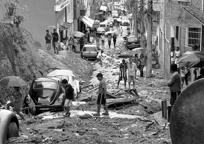 Vista de una calle de la favela de Mangueira tras los deslizamientos de tierra provocados por las lluvias en Rio de Janeiro, que comenzaron el lunes en la tarde y se prolongaron hasta la mañana de ayer.  · Foto: Efe, Marcelo Sayao