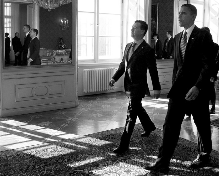 El presidente de Rusia, Dmitri Medvedev, y el presidente de Estados Unidos, Barack Obama, caminan hacia la sala donde firmaron el nuevo tratado de reducción de armas nucleares, el Start I, en el castillo de Praga, capital de República Checa.  · Foto: Efe, Dmitry Astakhov