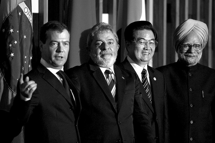 El presidente ruso, Dmitri Medvedev, su homólogo de Brasil, Luiz Inácio Lula da Silva; el mandatario de China, Hu Jintao y el primer ministro de India, Manmoahan Singh, después de una reunión en el Palacio de Itamaraty en Brasilia.  · Foto: Efe, Antonio Lacerda