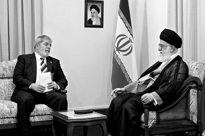 Luiz Inácio Lula da Silva y el ayatolá Jamenei, durante la reunión del presidente brasileño con el líder supremo iraní, en Teherán.  · Foto: Efe, web oficial del Ayatolá