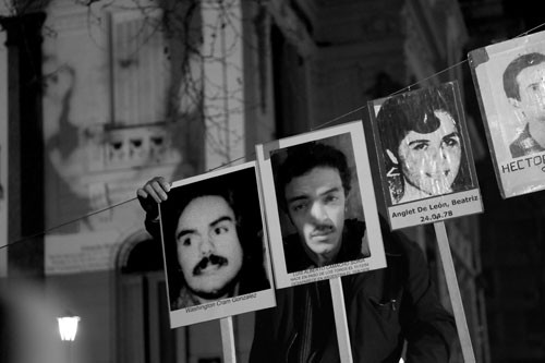 Acto por el día internacional del detenido desaparecido en plaza Cagancha./ Foto: Andrés Cuenca (archivo, agosto de 2011) 

