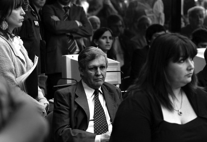 El ex marino Alfredo Astiz escucha la sentencia a prisión perpetua por delitos de lesa humanidad cometidos en la antigua Escuela Superior de Mecánica de la Armada (ESMA),
el mayor centro clandestino de detención de la dictadura argentina (1976-1983), ayer, en los Tribunales de Comodoro Py, en Buenos Aires. · Foto: Efe, Césaro de Luca