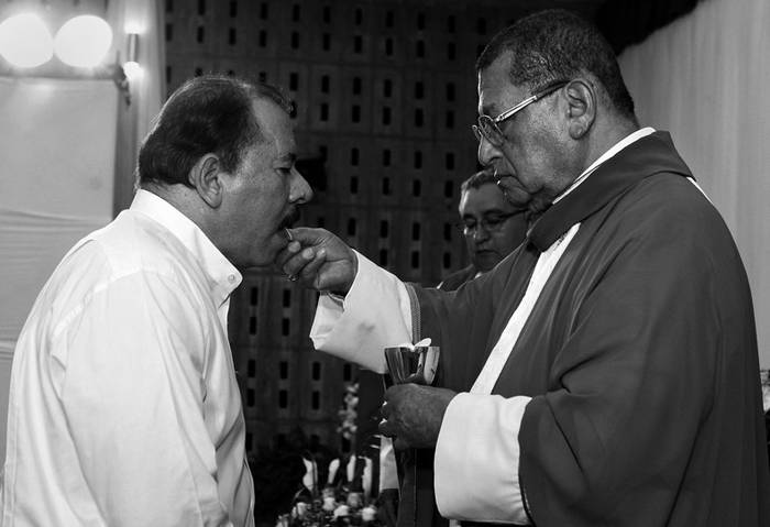 El presidente de Nicaragua, Daniel Ortega, comulgando de manos del cardenal Miguel Obando, en una misa durante la celebración del Día de los Difuntos, en la sede de la Universidad Católica (Unica), en Managua.
 · Foto: Efe, Mario López