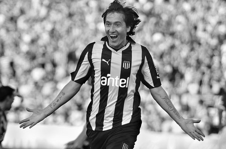 Aureliano Torres, ayer, tras convertir el segundo gol de Peñarol ante Defensor Sporting, en el estadio Centenario. · Foto: Javier Calvelo Aureliano Torres, ayer, tras convertir el segundo gol de Peñarol ante Defensor Sporting, en el estadio Centenario. · Foto: Javier Calvelo