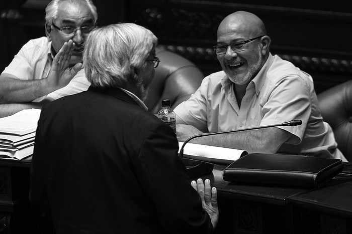 Eduardo Bonomi, Luis Rosadilla y Juan Carlos Souza, ayer, tras la interpelación al ministro del Interior en la Comisión Permanente del Parlamento.  · Foto: Pedro Rincón