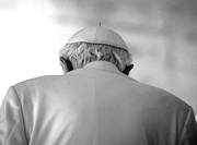 Joseph Ratzinger, Benedicto XVI, abandona la tribuna tras ofrecer la última audiencia pública de su pontificado, ayer en la Ciudad del Vaticano. / Foto: Michael Kappeler, Efe
