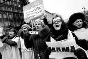 Mujeres que se manifiestan en contra de la violencia, ayer, durante otra jornada de protestas antigubernamentales en el centro de Kiev (Ucrania). / Foto: Zurab Kurtsikidze, Efe