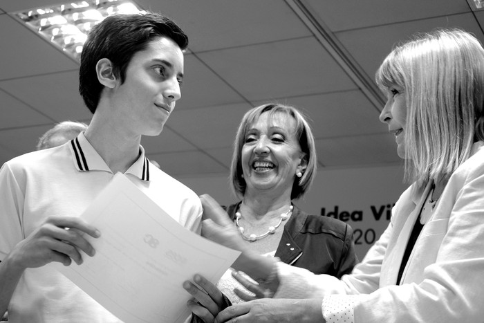 Uno de los alumnos premiados del liceo Nº 4 de Maldonado, junto a María Julia Muñoz y Celsa Puente, ayer, durante la ceremonia en la sala Idea Vilariño de la Torre de las Telecomunicaciones. Foto: Alessandro Maradei