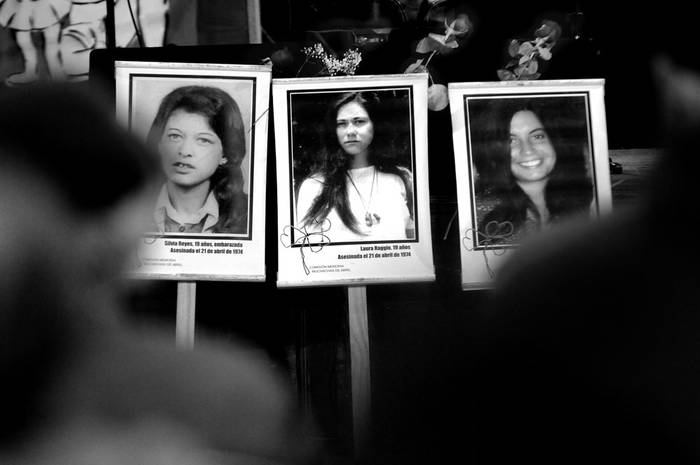 Fotografías de Silvia Reyes, Laura Raggio y Diana Maidanik, las “muchachas de abril”, ayer durante el acto en su memoria en el barrio Brazo Oriental de Montevideo. Foto: Javier Calvelo