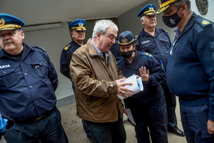 Luis Alberto Heber (c) en Camino Melilla, zona rural de Montevideo (archivo, noviembre de 2021). · Foto: Javier Calvelo/ adhocFOTOS