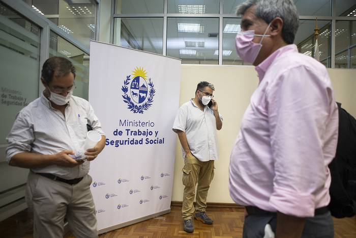 Gabriel Salamendi, Ramón Ruiz y Martín Pereira, en la sede del Ministerio de Trabajo y Seguridad Social (MTSS). · Foto: Ernesto Ryan