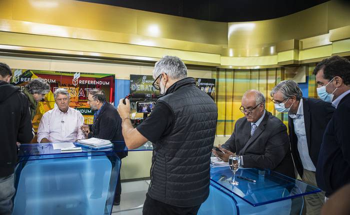 Rafael Michelini y Gustavo Penadés antes del debate, este lunes, en Canal 5. · Foto: .