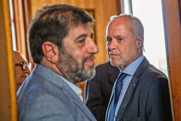 Fernando Pereira y Pablo Iturralde, tras la reunión de líderes de partidos políticos, en el Palacio Legislativo (13.09.2022). · Foto: Mauricio Zina, adhocfotos