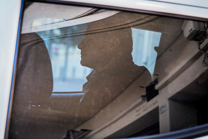 Alejandro Astesiano llega en un móvil policial, este miércoles, a Fiscalía. · Foto: Mauricio Zina, adhocfotos