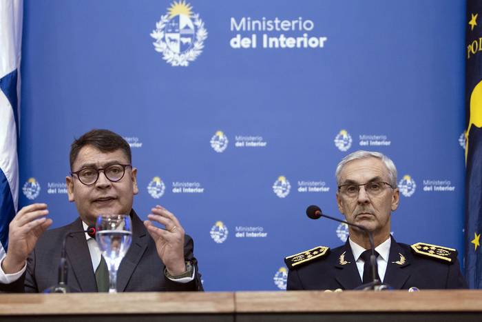 Jhonny Aguilera, viceministro del Interior de Bolivia, y Jhony Diego, subdirector de la Policía Nacional uruguaya, en conferencia de prensa en el Ministerio del Interior (07.08.2023). · Foto: Ernesto Ryan