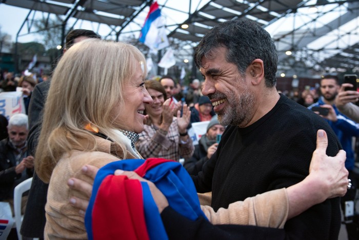 Carolina Cosse y Óscar Andrade, el 16 de junio, en el cierre de campaña de la lista 1001, en la plaza Las Pioneras. · Foto: Gianni Schiaffarino