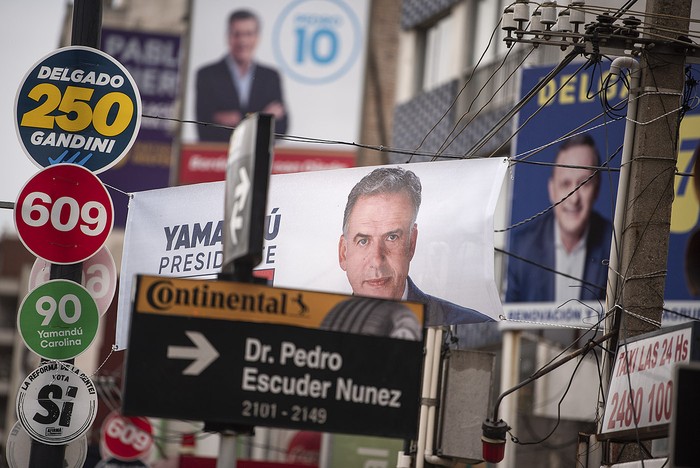 Cartelería sobre la calle Avenida Italia. · Foto: Gianni Schiaffarino