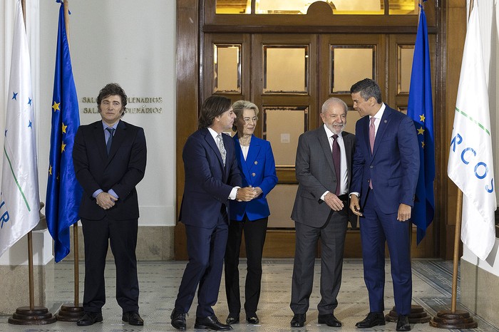 Javier Milei, Luis Lacalle Pou, Ursula von der Leyen, Luiz Inácio Lula da Silva, y Santiago Peña, en la sede del Mercosur. · Foto: Rodrigo Viera Amaral