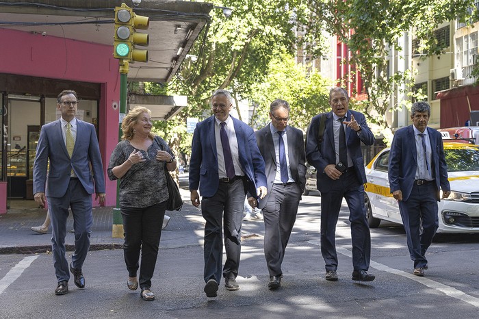 Guillermo Tolosa, Gabriela Fachiola, Rodrigo Arim, Martin Vallcorba, Gabriel Oddone y Jorge Polgar, el 17 de diciembre, cuando se dirigían al Ministerio de Economía y Finanzas. · Foto: Rodrigo Viera Amaral